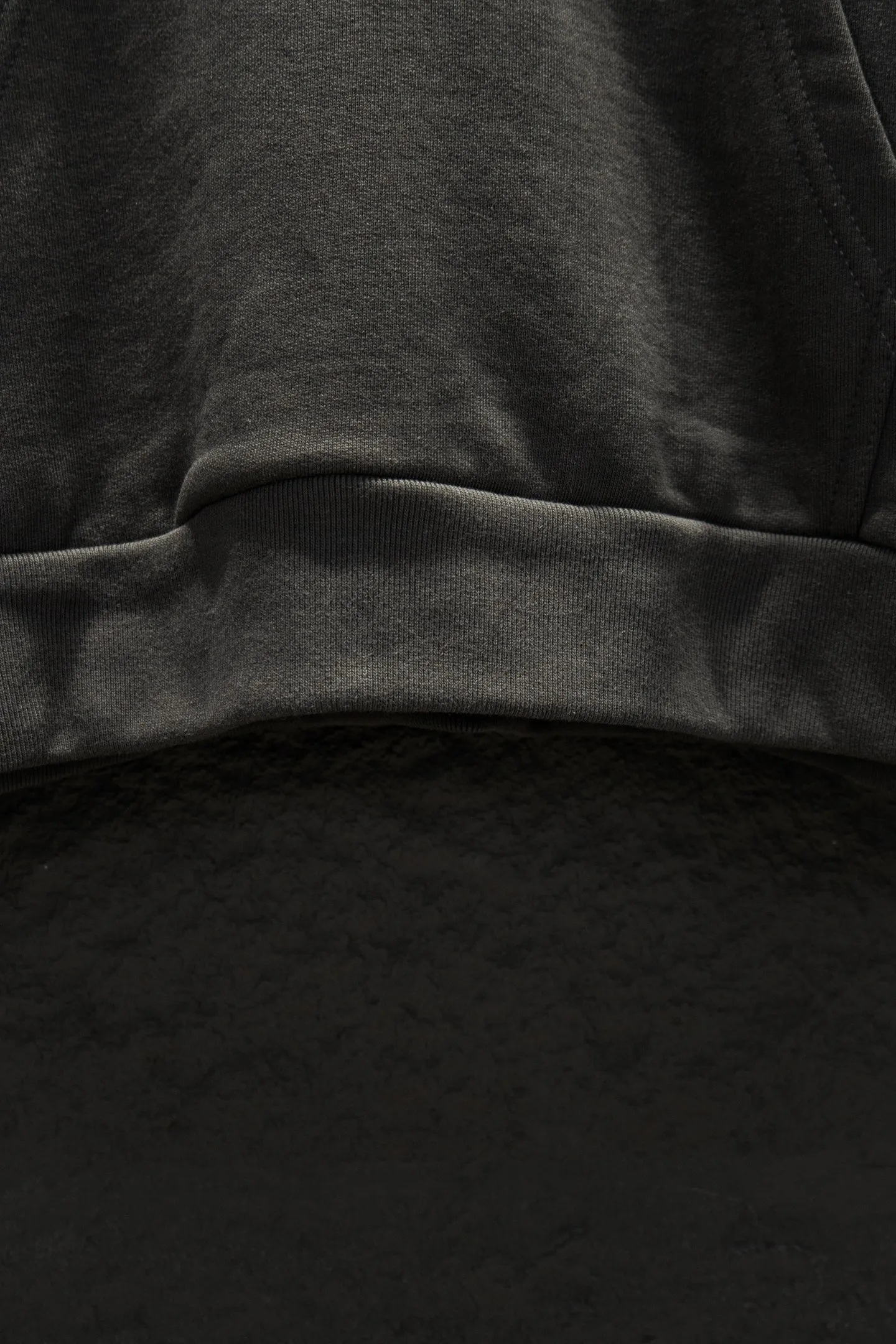 Style number: 5213#P154 🆕Balenciaga 26ss New Arrival open-chest embroidered hooded sweatshirt. The os version is really charming. Balenciaga is also really unique. The new styles of each season are made to the extreme. It is very practical and can be worn casually✔️ - ⚠️100% cotton Made of custom-dyed terry cotton sweatshirt surface, 420g double-ply double yarn, comfortable to the touch. It is made of imported knitting needle carded cotton. The thickness is moderate, drapey and contoured, and the upper body is comfortable! ! It is very tolerant to fat body types and can instantly lose five pounds after wearing it! Front panel #Back panel embroidery elements# The English letters are arranged artistically. Imported Tajima high-density heavy-duty embroidery technology. The fonts are three-dimensional and full. The chest-opening elements are added to the body, which greatly increases the interest of the clothing; unique visual effects. Hem Loose closing Double-layer fabric Good closing effect Exquisite hemming Color: Reactive black High-grade gray Gray white Size: XS-S-M-L